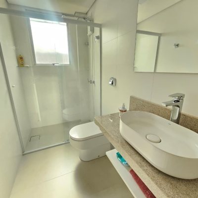 Casa Residencial com 234m², 4 quartos (sendo 2 suítes), 2 garagens, no bairro Campeche em Florianópolis