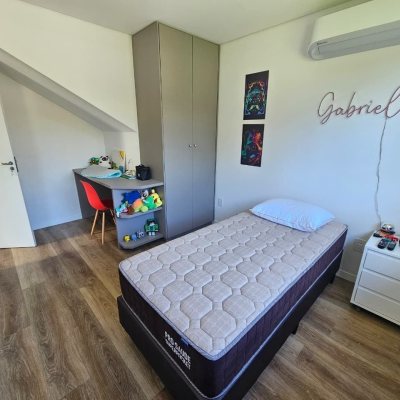 Casa Residencial com 234m², 4 quartos (sendo 2 suítes), 2 garagens, no bairro Campeche em Florianópolis