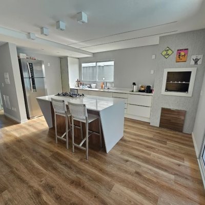 Casa Residencial com 234m², 4 quartos (sendo 2 suítes), 2 garagens, no bairro Campeche em Florianópolis