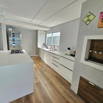 Casa Residencial com 234m², 4 quartos (sendo 2 suítes), 2 garagens, no bairro Campeche em Florianópolis