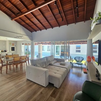 Casa Residencial com 234m², 4 quartos (sendo 2 suítes), 2 garagens, no bairro Campeche em Florianópolis