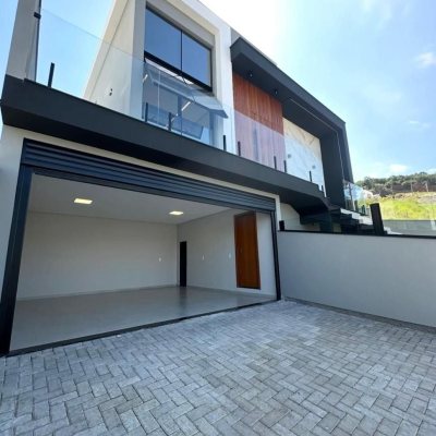 Casa em Condomínio com 144m², 3 quartos (sendo 1 suíte), 2 garagens, no bairro São Sebastião em Palhoça