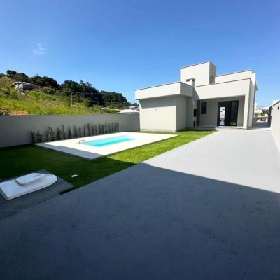 Casa em Condomínio com 144m², 3 quartos (sendo 1 suíte), 2 garagens, no bairro São Sebastião em Palhoça