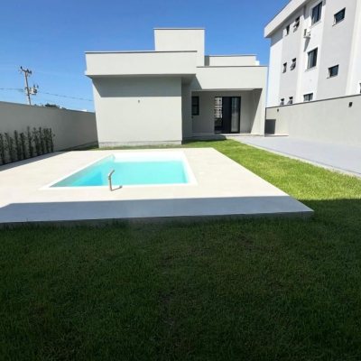Casa em Condomínio com 144m², 3 quartos (sendo 1 suíte), 2 garagens, no bairro São Sebastião em Palhoça