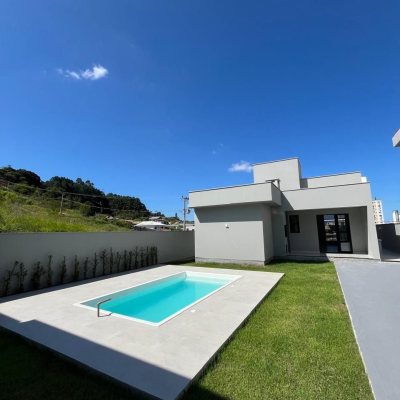 Casa em Condomínio com 144m², 3 quartos (sendo 1 suíte), 2 garagens, no bairro São Sebastião em Palhoça