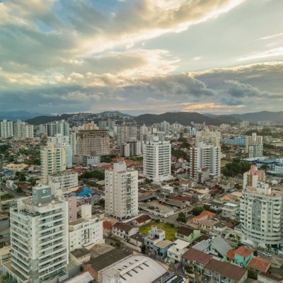 Apartamentos com 78m², 3 quartos (sendo 1 suíte), 1 garagem, no bairro Barreiros em São José