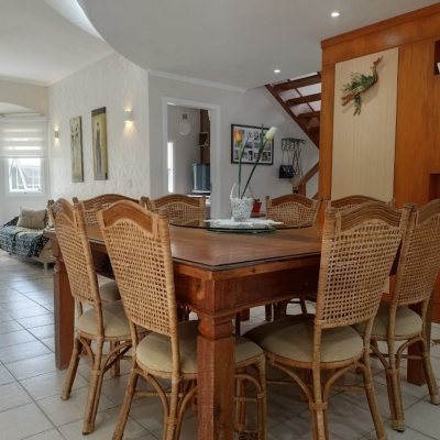 Casa em Condomínio com 278m², 4 quartos (sendo 1 suíte), 4 garagens, no bairro Sambaqui em Florianópolis