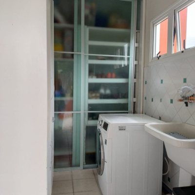 Casa em Condomínio com 278m², 4 quartos (sendo 1 suíte), 4 garagens, no bairro Sambaqui em Florianópolis