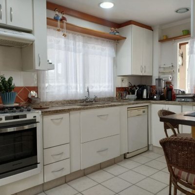 Casa em Condomínio com 278m², 4 quartos (sendo 1 suíte), 4 garagens, no bairro Sambaqui em Florianópolis