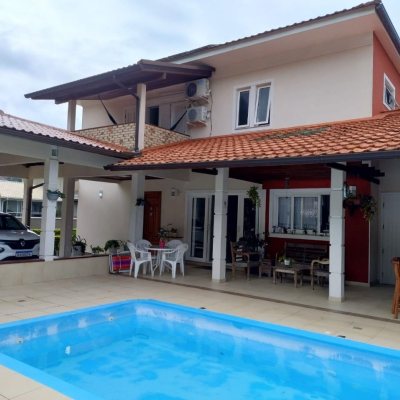 Casa em Condomínio com 278m², 4 quartos (sendo 1 suíte), 4 garagens, no bairro Sambaqui em Florianópolis