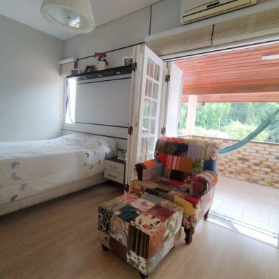 Casa em Condomínio com 278m², 4 quartos (sendo 1 suíte), 4 garagens, no bairro Sambaqui em Florianópolis