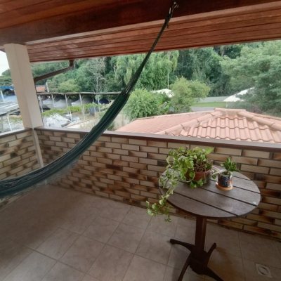 Casa em Condomínio com 278m², 4 quartos (sendo 1 suíte), 4 garagens, no bairro Sambaqui em Florianópolis