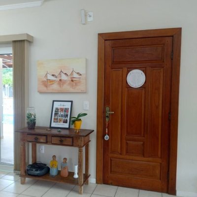 Casa em Condomínio com 278m², 4 quartos (sendo 1 suíte), 4 garagens, no bairro Sambaqui em Florianópolis