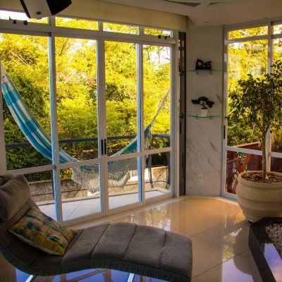 Casa Residencial com 650m², 5 quartos (sendo 2 suítes), 3 garagens, no bairro Cacupé em Florianópolis