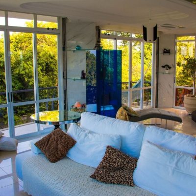 Casa Residencial com 650m², 5 quartos (sendo 2 suítes), 3 garagens, no bairro Cacupé em Florianópolis