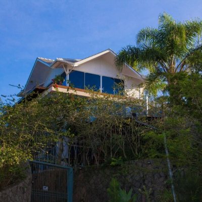 Casa Residencial com 650m², 5 quartos (sendo 2 suítes), 3 garagens, no bairro Cacupé em Florianópolis