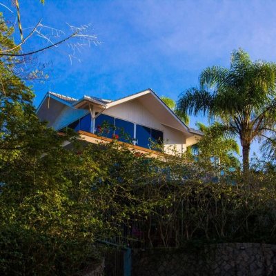 Casa Residencial com 650m², 5 quartos (sendo 2 suítes), 3 garagens, no bairro Cacupé em Florianópolis
