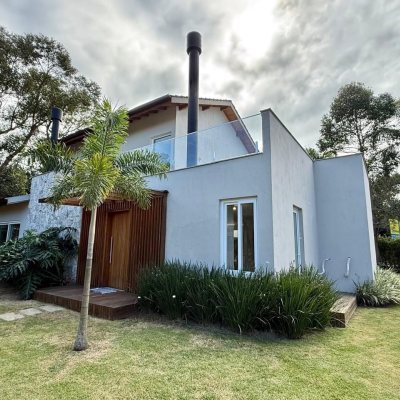 Casa em Condomínio com 197m², 4 quartos (sendo 4 suítes), 3 garagens, no bairro Limpa em Garopaba