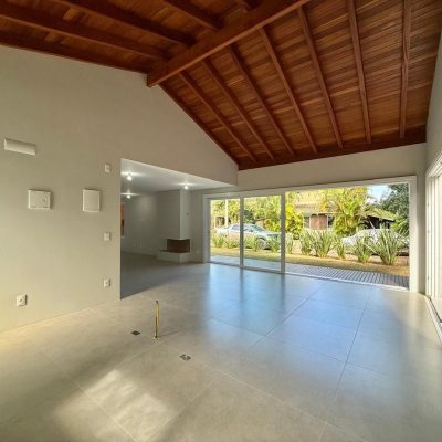 Casa em Condomínio com 197m², 4 quartos (sendo 4 suítes), 3 garagens, no bairro Limpa em Garopaba