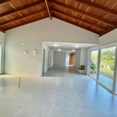 Casa em Condomínio com 197m², 4 quartos (sendo 4 suítes), 3 garagens, no bairro Limpa em Garopaba