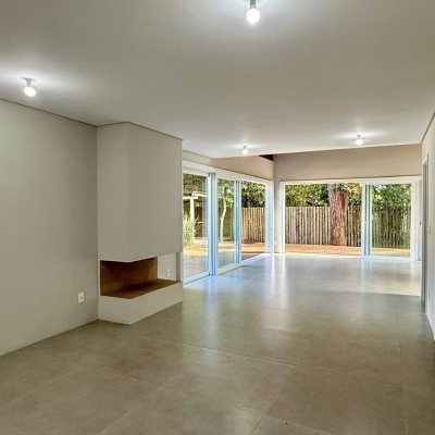 Casa em Condomínio com 197m², 4 quartos (sendo 4 suítes), 3 garagens, no bairro Limpa em Garopaba