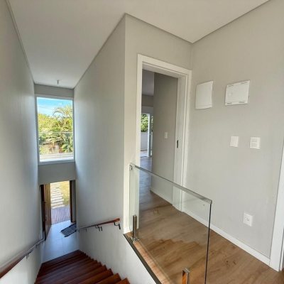 Casa em Condomínio com 197m², 4 quartos (sendo 4 suítes), 3 garagens, no bairro Limpa em Garopaba