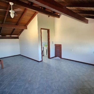 Casa Residencial com 288m², 6 quartos (sendo 2 suítes), 2 garagens, no bairro Praia Brava em Florianópolis