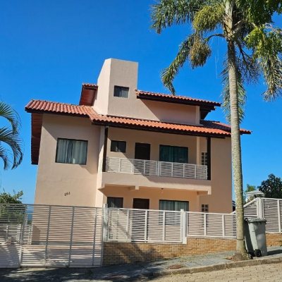Casa Residencial com 288m², 6 quartos (sendo 2 suítes), 2 garagens, no bairro Praia Brava em Florianópolis