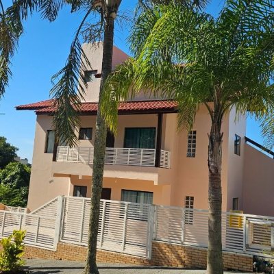 Casa Residencial com 288m², 6 quartos (sendo 2 suítes), 2 garagens, no bairro Praia Brava em Florianópolis