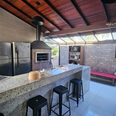 Casa Residencial com 288m², 6 quartos (sendo 2 suítes), 2 garagens, no bairro Praia Brava em Florianópolis