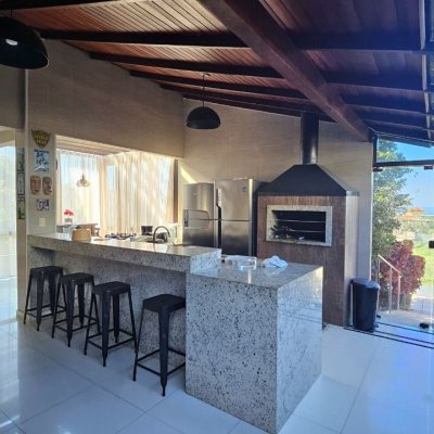 Casa Residencial com 288m², 6 quartos (sendo 2 suítes), 2 garagens, no bairro Praia Brava em Florianópolis