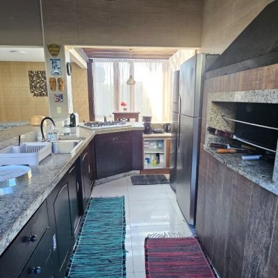 Casa Residencial com 288m², 6 quartos (sendo 2 suítes), 2 garagens, no bairro Praia Brava em Florianópolis