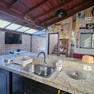 Casa Residencial com 288m², 6 quartos (sendo 2 suítes), 2 garagens, no bairro Praia Brava em Florianópolis