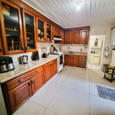 Casa Residencial com 180m², 4 quartos, 2 garagens, no bairro Bela Vista em São José