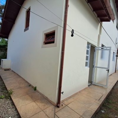 Casa Residencial com 200m², 5 quartos, 3 garagens, no bairro São João Do Rio Vermelho em Florianópolis