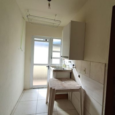 Casa Residencial com 200m², 5 quartos, 3 garagens, no bairro São João Do Rio Vermelho em Florianópolis