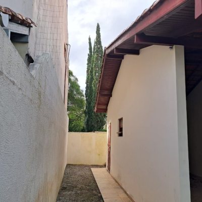 Casa Residencial com 200m², 5 quartos, 3 garagens, no bairro São João Do Rio Vermelho em Florianópolis