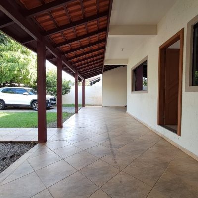 Casa Residencial com 200m², 5 quartos, 3 garagens, no bairro São João Do Rio Vermelho em Florianópolis