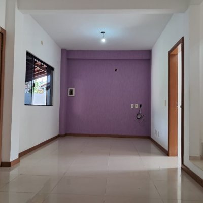 Casa Residencial com 200m², 5 quartos, 3 garagens, no bairro São João Do Rio Vermelho em Florianópolis