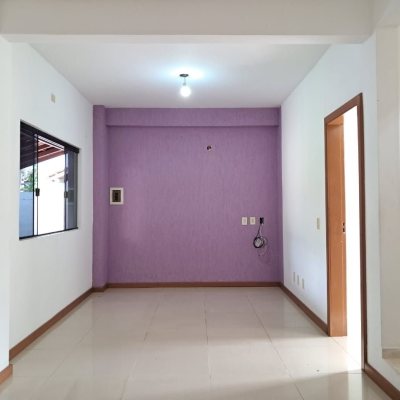 Casa Residencial com 200m², 5 quartos, 3 garagens, no bairro São João Do Rio Vermelho em Florianópolis