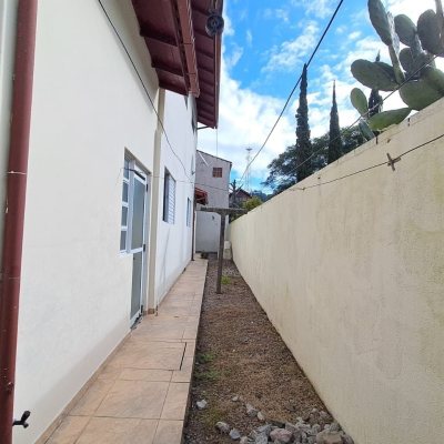 Casa Residencial com 200m², 5 quartos, 3 garagens, no bairro São João Do Rio Vermelho em Florianópolis