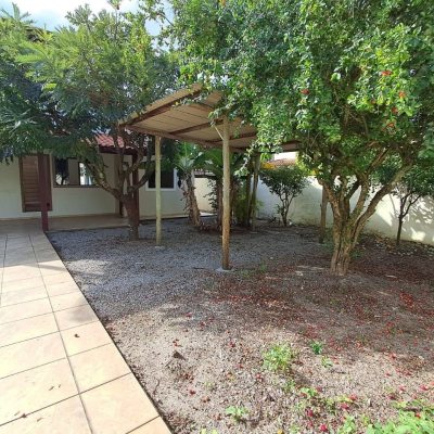 Casa Residencial com 200m², 5 quartos, 3 garagens, no bairro São João Do Rio Vermelho em Florianópolis