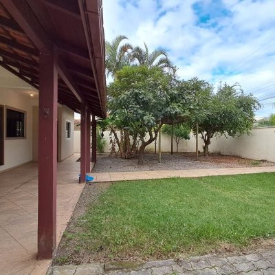 Casa Residencial com 200m², 5 quartos, 3 garagens, no bairro São João Do Rio Vermelho em Florianópolis