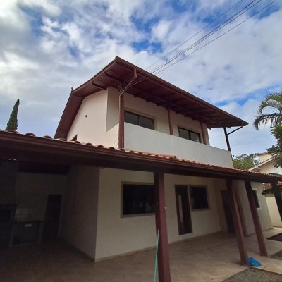 Casa Residencial com 200m², 5 quartos, 3 garagens, no bairro São João Do Rio Vermelho em Florianópolis