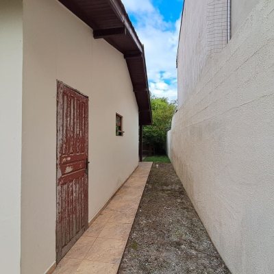 Casa Residencial com 200m², 5 quartos, 3 garagens, no bairro São João Do Rio Vermelho em Florianópolis