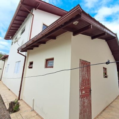 Casa Residencial com 200m², 5 quartos, 3 garagens, no bairro São João Do Rio Vermelho em Florianópolis