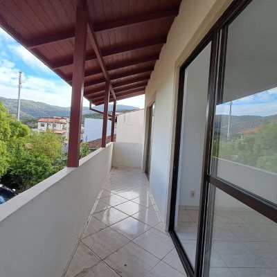 Casa Residencial com 200m², 5 quartos, 3 garagens, no bairro São João Do Rio Vermelho em Florianópolis