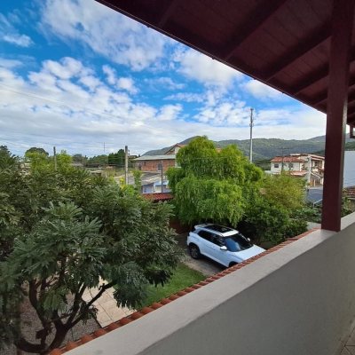 Casa Residencial com 200m², 5 quartos, 3 garagens, no bairro São João Do Rio Vermelho em Florianópolis