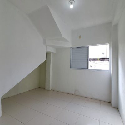 Casa Residencial com 200m², 5 quartos, 3 garagens, no bairro São João Do Rio Vermelho em Florianópolis