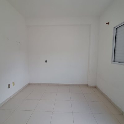 Casa Residencial com 200m², 5 quartos, 3 garagens, no bairro São João Do Rio Vermelho em Florianópolis